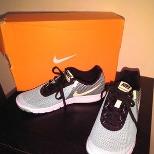 NIKE WOMAN SNEAKERS FLEX SIZE 6